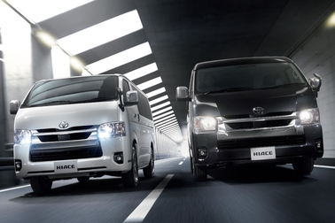 (左):VAN・2WD・2800ディーゼル・標準ボディ・スーパーGL