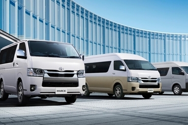 （左）：VAN・2WD・2800ディーゼル・標準ボディ・スーパーGL