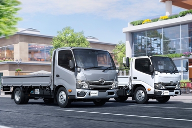 左）ワイドキャブ・2WD・ロングデッキ・フルジャストロー・2.0トン積
